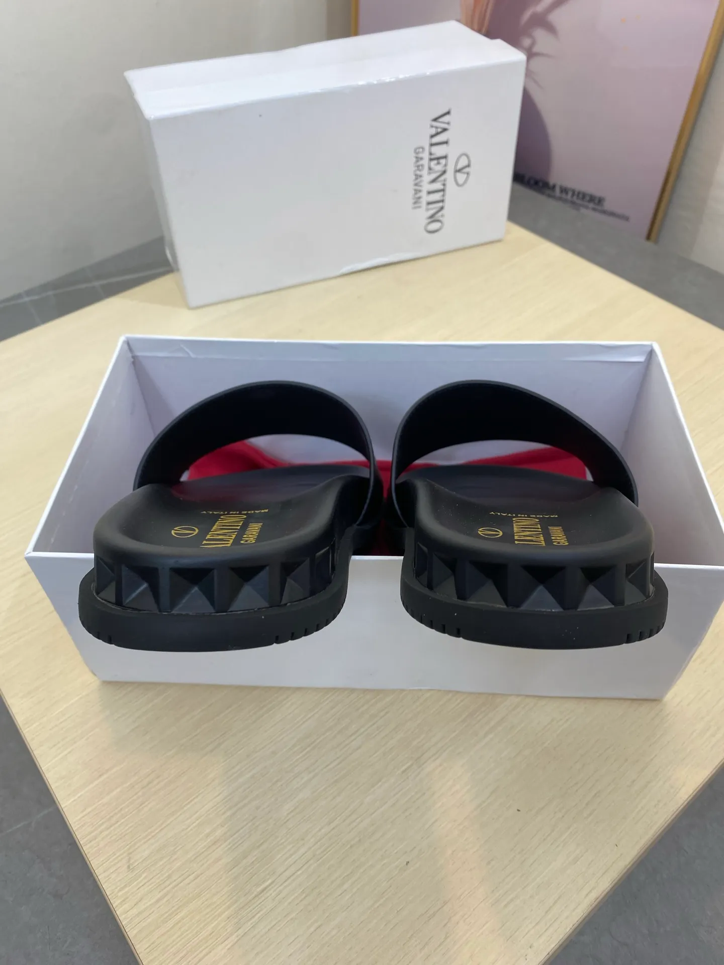 P260💰Valentino VALENTINO Size: 39--46 Burberry classic men's slippers, high-end boutique, original material, fine workmanship, casual, loose and comfortable, a must-have in summer👏👏👏